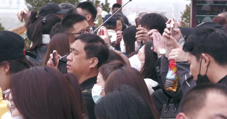 高台には多くの人が集まり、写真を撮っていた