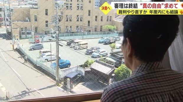 散歩する元被告を見守るひで子さん