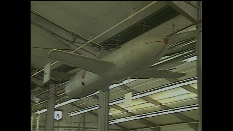 天井からぶら下げられていた特攻機「桜花」復元機（1990年当時）