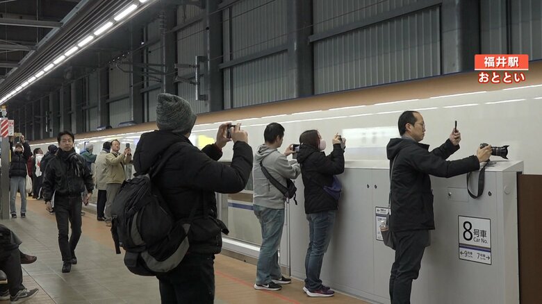 （福井駅内でカメラやスマホを構える多くの人たち）