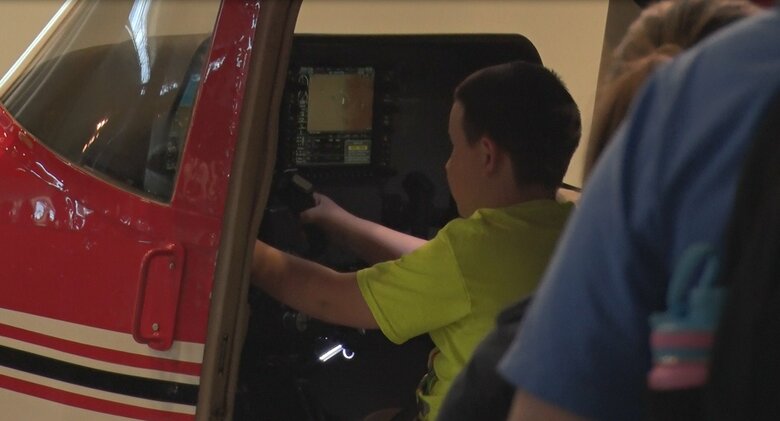 航空機の試乗には子どもたちの行列もできていた