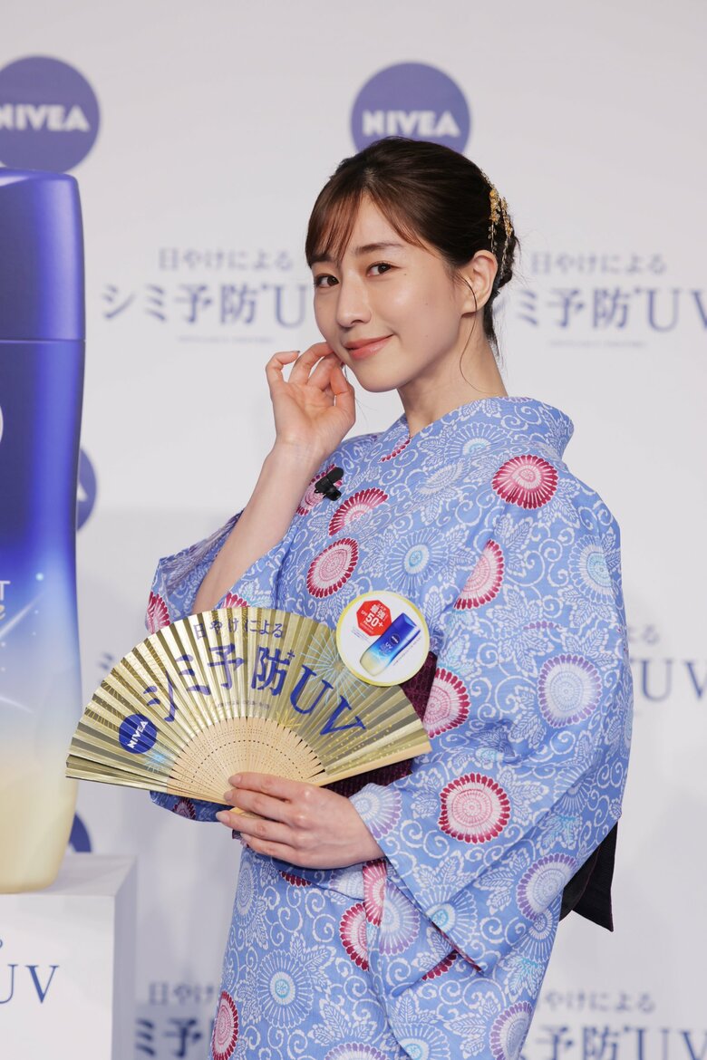 うなじを見せた田中さんに多くのフラッシュが