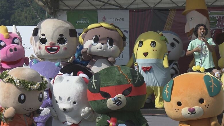毎年全国のキャラクターがしんじょう君に会いに集まる「ご当地キャラまつり」（須崎市）