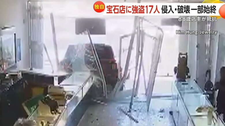 バックして入り口を破壊する車