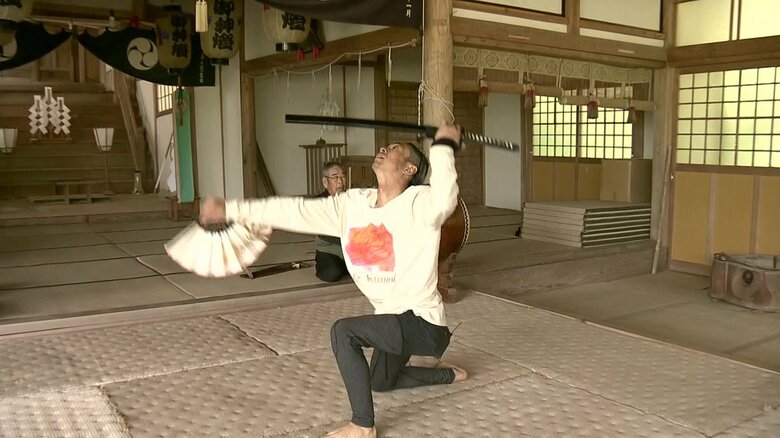 神楽を舞う刄田さん