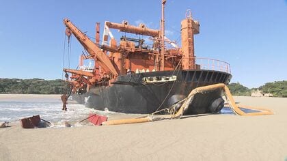 軽石を改良した「砂利採取船」で…10tトラック350台分回収　強力ポンプで吸い上げ、海上作業の効率化へ【沖縄発】