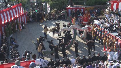 【長崎くんち開幕】諏訪町「龍踊」青龍と白龍が舞う　龍方が瞬時に入れ替わる技に「モッテコーイ」