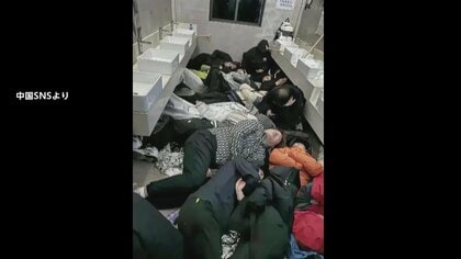 中国で19億人が大移動！国慶節で大混雑…世界遺産の“トイレ”で床に寝る人々…大渋滞の高速道路で獅子舞踊る　ダンスに大合唱も