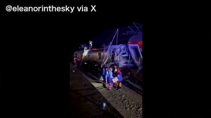 高速鉄道が脱線して隣の線路に侵入し別の列車に接触…10人死亡　脱線列車には300人乗車で救助続く　スペイン