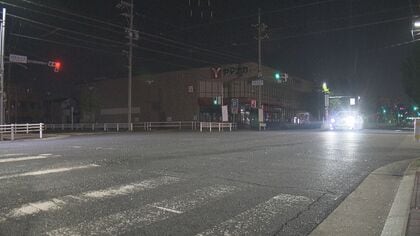 赤色灯つけサイレン鳴らすも…緊急走行中のパトカーが乗用車と衝突 事案対応のため出動していた警察官ら3人がケガ