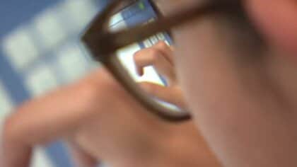 採点も授業もタブレットで完結「デジタル教科書」気になる視力対策　“正しいタブレットの読み方”「30センチの距離・背筋を伸ばして・途中で休みを取って遠くを見る」と専門家