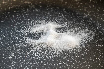 塩を炒めるのはやめておこう（画像はイメージ）