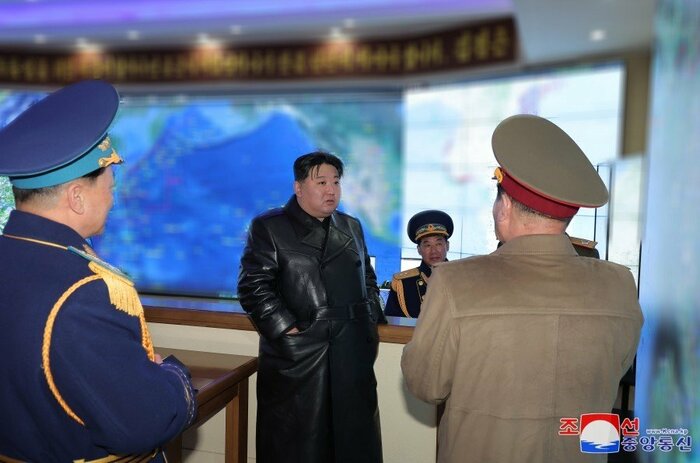 「作戦指揮所と作戦方案研究室」を訪問した金正恩総書記背景の太平洋“画像”にモザイク(朝鮮中央通信・11月30日)