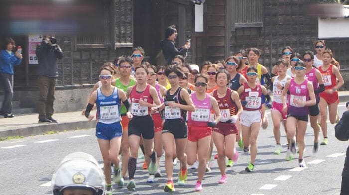 城下町のコースでランナーがしのぎを削った