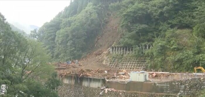 宮崎県椎葉村では山が崩れ、住宅などが土砂に飲み込まれた。