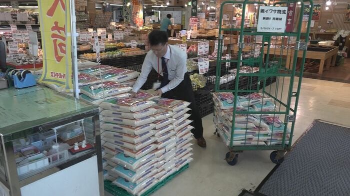 さっそく店頭に並べられるハナエチゼンの新米