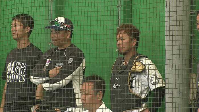 井口資仁監督(45)と田村龍弘捕手(25)