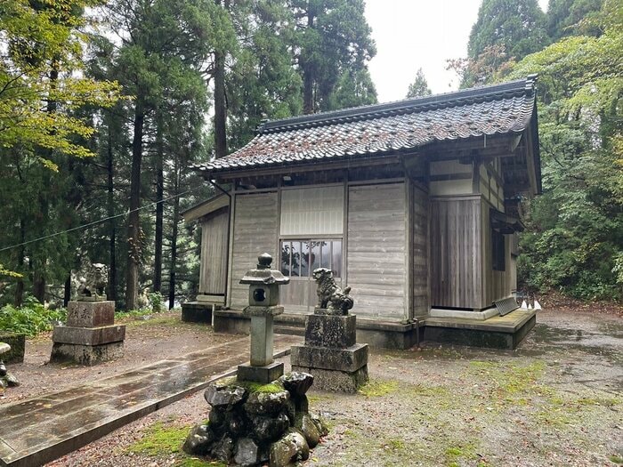 屋根の銅板を盗まれた南越前町の八幡神社