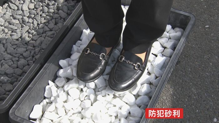 歩くとシャリシャリと大きな音が出る防犯砂利