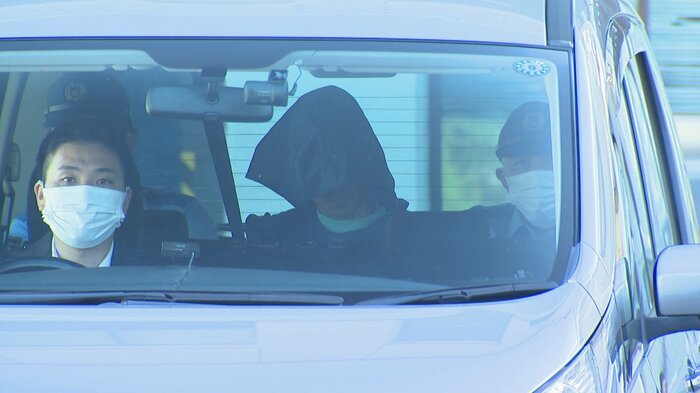 松崎容疑者（中央）　高岡警察署・18日正午頃