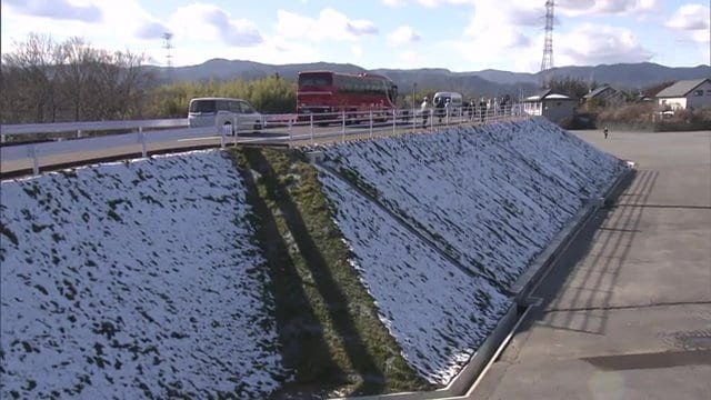 一見普通の道路 土台部分に除染で出た除去土壌を利用