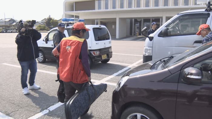 称名滝付近へと向かう猟友会（15日・立山町役場前）