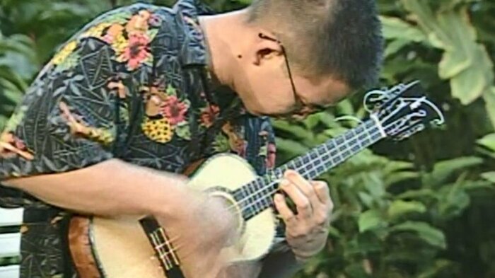ご家族におくるレクイエムを演奏するジェイク・シマブクロさん(2001年2月ハワイ)