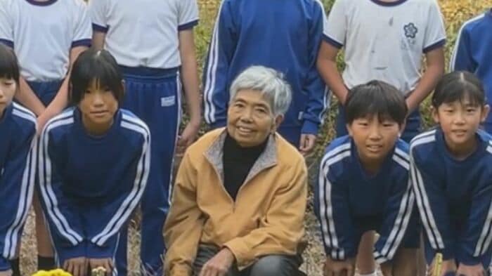 沙代子さんと交流をしていた地元児童たち