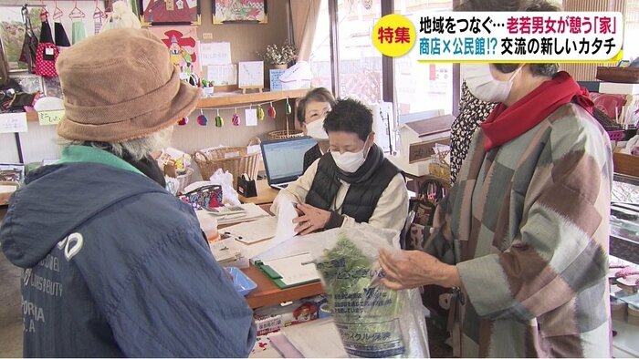 次々に住民が訪れる