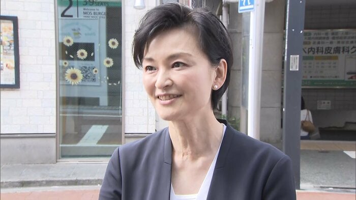 インタビューに応じる吉田議員