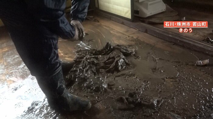 家の中に流れ込んだ大量の泥