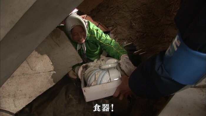 紀美子さんは崩れかけた母屋から食器を運び出していた