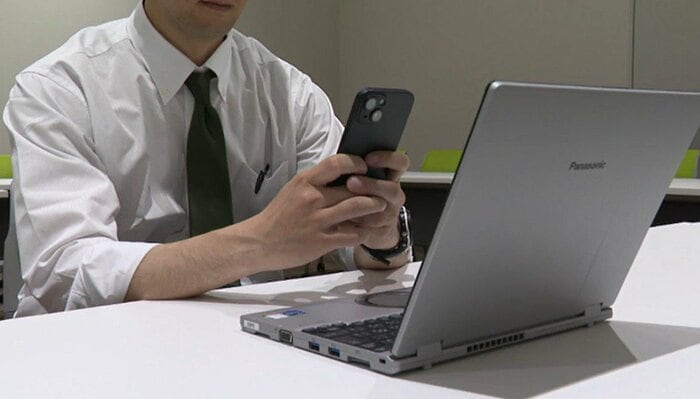 女性教師はアプリの通知に促されパソコンの画面を撮影し、投稿してしまった（画像はイメージ）