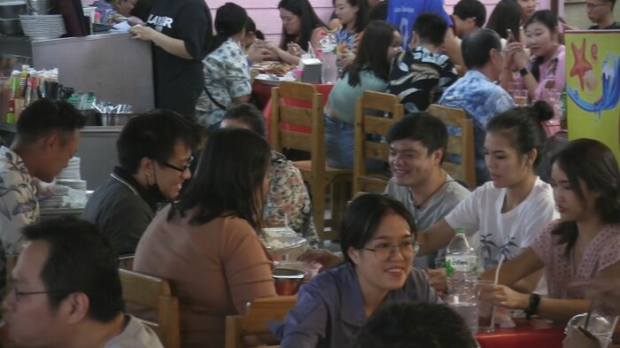 タイ人観光客でにぎわうナイトマーケットのレストラン・ホアヒン