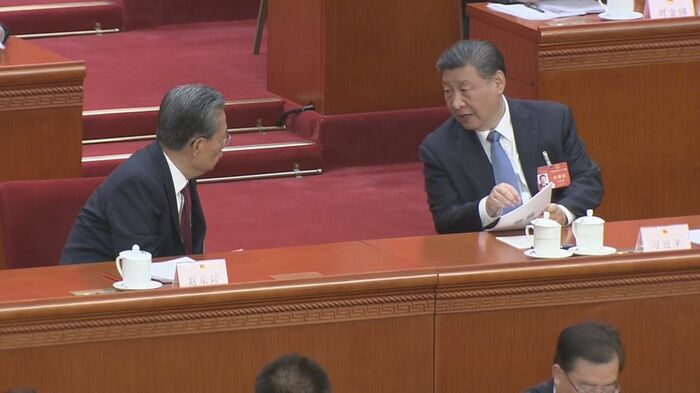 習主席は時折、他の幹部に指示を出していた