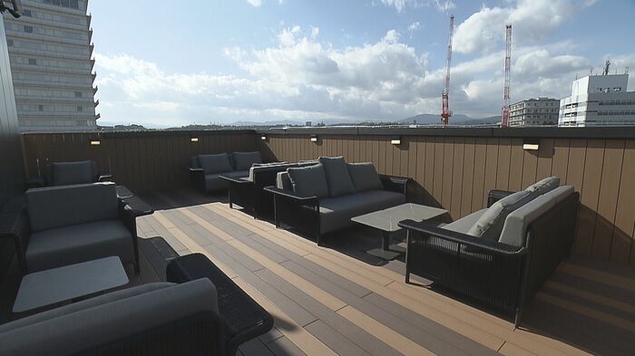 屋上にはバーも