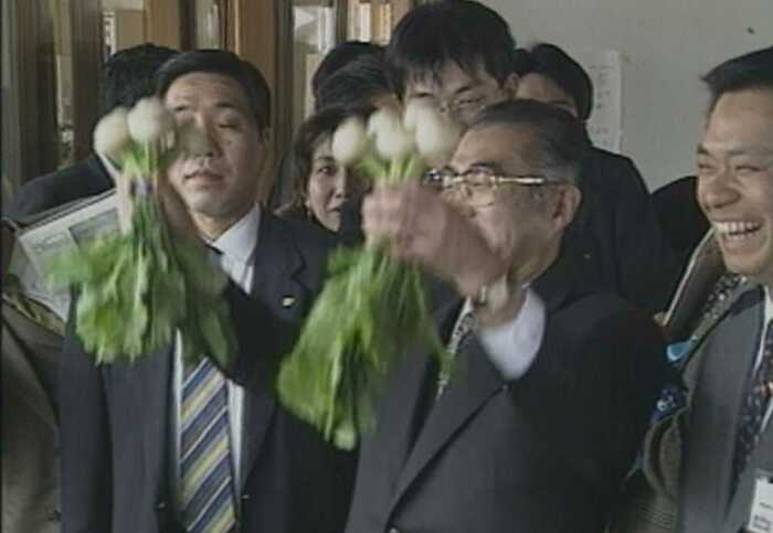 「株上がれー」とパフォーマンスをする小渕首相1998年12月