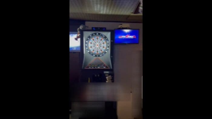 ダーツも楽しめる店内（SNSより）