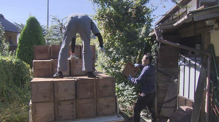 三溝清洋さんたちがリンゴの木箱を回収