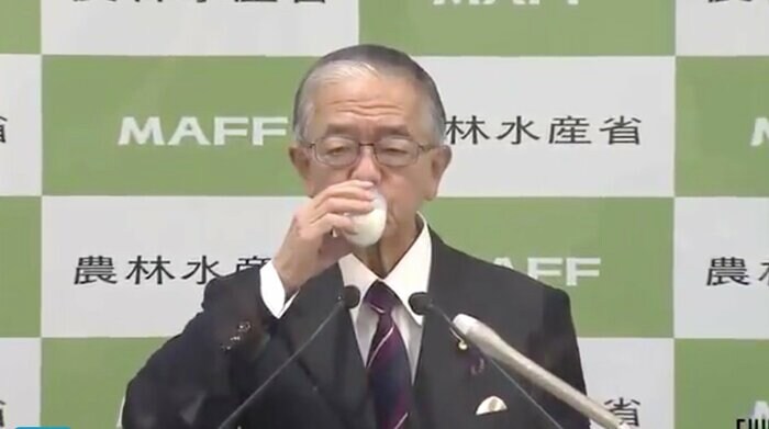 金子農水相が牛乳を飲んで呼びかけ