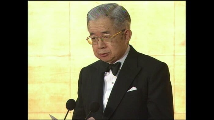 おことばを述べられる常陸宮さま