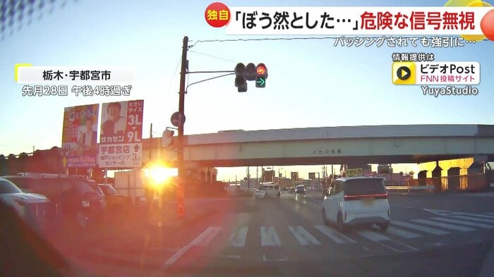 信号無視して交差点に進む車