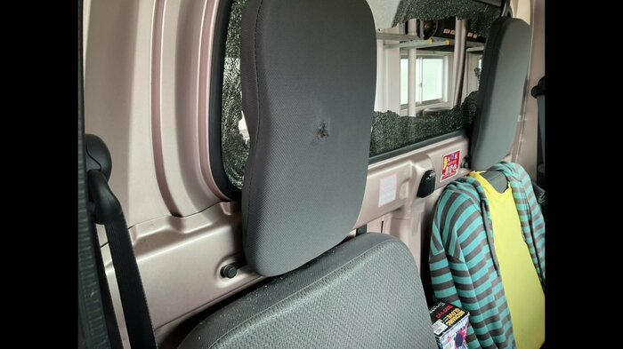 運転席側のヘッドレスト中央部には貫通した穴が（家族提供）