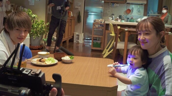 メイキング映像で、赤ちゃんとすぐ打ち解ける佐野勇斗さん(左)。大沢あかねさんは、母心をのぞかせる一幕も