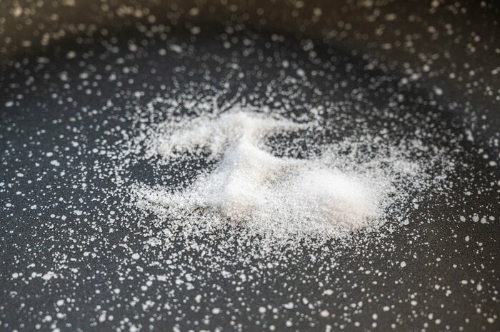 塩を炒めるのはやめておこう（画像はイメージ）