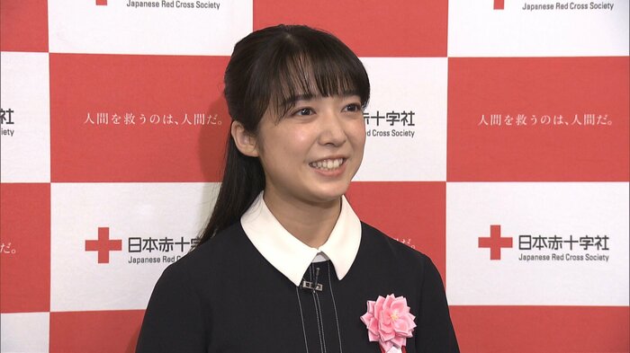 式典後、取材に応じる上白石萌音さん
