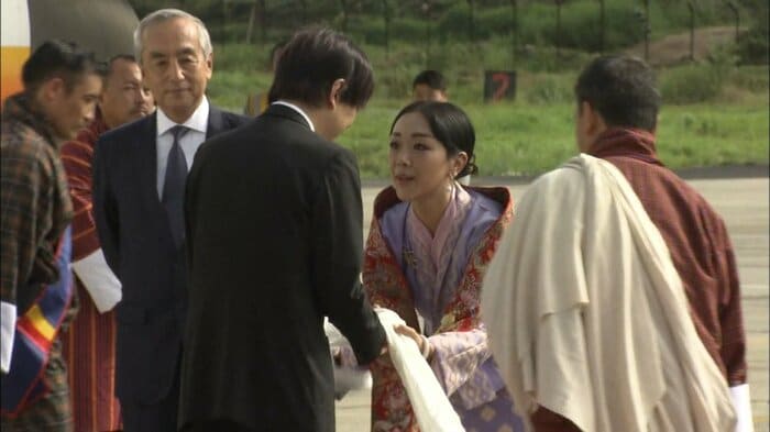 秋篠宮さまご到着の際 歓迎を意味する白い布「カダル」を手渡したソナム王女