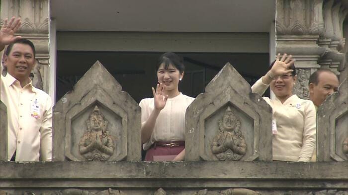 凱旋門に登り手を振られる愛子さま