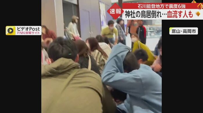 ショッピングモールでは混乱の中頭を下げて身を守ろうとする様子も