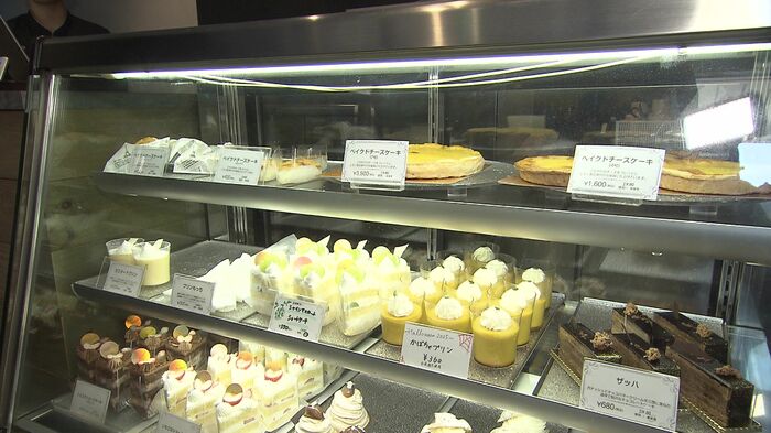 ショーケース内に並ぶケーキ